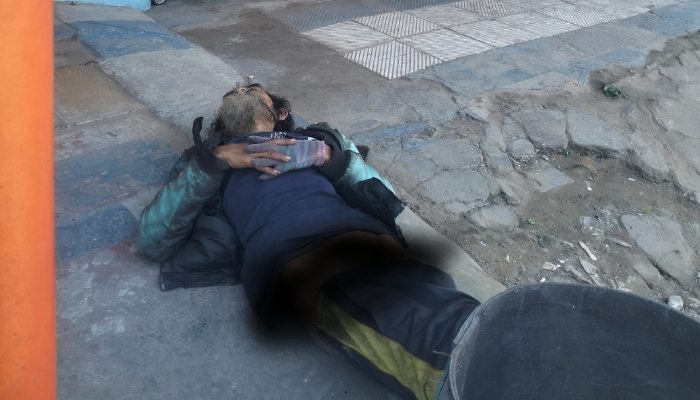 Keberadaan seorang pria yang diduga mengalami gangguan jiwa (ODGJ) tidur di trotoar Jalan Teuku Umar, Kecamatan Kota, Kabupaten Sumenep.