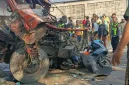 Kecelakaan melibatkan truk dan tiga sepeda motor di persimpangan patung sapi Pandaan, Pasuruan pada Selasa (7/7/2026) pukul 7 pagi. 