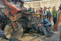 Kecelakaan melibatkan truk dan tiga sepeda motor di persimpangan patung sapi Pandaan, Pasuruan pada Selasa (7/7/2026) pukul 7 pagi. 