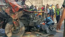 Kecelakaan melibatkan truk dan tiga sepeda motor di persimpangan patung sapi Pandaan, Pasuruan pada Selasa (7/7/2026) pukul 7 pagi. 