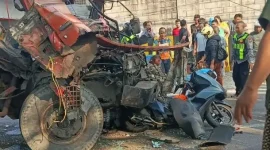 Kecelakaan melibatkan truk dan tiga sepeda motor di persimpangan patung sapi Pandaan, Pasuruan pada Selasa (7/7/2026) pukul 7 pagi. 