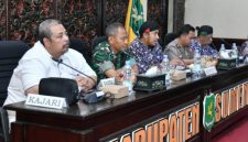 Bupati Sumenep Achmad Fauzi Wongsojudo saat Rapat Koordinasi Penetapan Titik Impas Harga Tembakau di Kantor Bupati Sumenep, Kamis (30/7/2026).