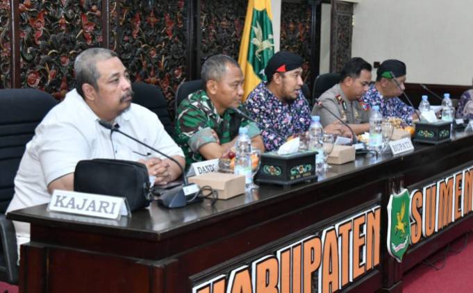 Bupati Sumenep Achmad Fauzi Wongsojudo saat Rapat Koordinasi Penetapan Titik Impas Harga Tembakau di Kantor Bupati Sumenep, Kamis (30/7/2026).