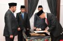 Bupati Sumenep Achmad Fauzi Wongsojudo melantik dan mengambil sumpah jabatan Kepala Inspektorat Kabupaten Sumenep sebagai upaya memperkuat fungsi pengawasan internal di lingkungan Pemerintah Kabupaten (Pemkab) Sumenep. Pelantikan tersebut berlangsung di Ruang PASA, Jumat (17/7/2026).