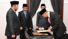 Bupati Sumenep Achmad Fauzi Wongsojudo melantik dan mengambil sumpah jabatan Kepala Inspektorat Kabupaten Sumenep sebagai upaya memperkuat fungsi pengawasan internal di lingkungan Pemerintah Kabupaten (Pemkab) Sumenep. Pelantikan tersebut berlangsung di Ruang PASA, Jumat (17/7/2026).