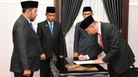 Bupati Sumenep Achmad Fauzi Wongsojudo melantik dan mengambil sumpah jabatan Kepala Inspektorat Kabupaten Sumenep sebagai upaya memperkuat fungsi pengawasan internal di lingkungan Pemerintah Kabupaten (Pemkab) Sumenep. Pelantikan tersebut berlangsung di Ruang PASA, Jumat (17/7/2026).