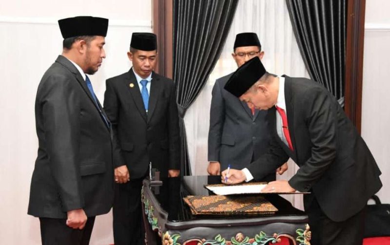 Bupati Sumenep Achmad Fauzi Wongsojudo melantik dan mengambil sumpah jabatan Kepala Inspektorat Kabupaten Sumenep sebagai upaya memperkuat fungsi pengawasan internal di lingkungan Pemerintah Kabupaten (Pemkab) Sumenep. Pelantikan tersebut berlangsung di Ruang PASA, Jumat (17/7/2026).