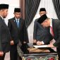 Bupati Sumenep Achmad Fauzi Wongsojudo melantik dan mengambil sumpah jabatan Kepala Inspektorat Kabupaten Sumenep sebagai upaya memperkuat fungsi pengawasan internal di lingkungan Pemerintah Kabupaten (Pemkab) Sumenep. Pelantikan tersebut berlangsung di Ruang PASA, Jumat (17/7/2026).