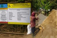 Proyek yang didanai Anggaran Pendapatan dan Belanja Negara (APBN) Tahun Anggaran 2026 itu diduga menggunakan material batu yang diambil dari kawasan sekitar mata air.