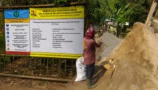 Proyek yang didanai Anggaran Pendapatan dan Belanja Negara (APBN) Tahun Anggaran 2026 itu diduga menggunakan material batu yang diambil dari kawasan sekitar mata air.