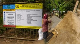 Proyek yang didanai Anggaran Pendapatan dan Belanja Negara (APBN) Tahun Anggaran 2026 itu diduga menggunakan material batu yang diambil dari kawasan sekitar mata air.