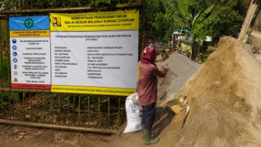 Proyek yang didanai Anggaran Pendapatan dan Belanja Negara (APBN) Tahun Anggaran 2026 itu diduga menggunakan material batu yang diambil dari kawasan sekitar mata air.