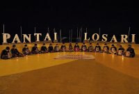 Aliansi Hukum Indonesia menggelar aksi simbolis berupa penyalaan lilin dan penyampaian orasi di Makassar, Kamis malam (9/7/2026). 
