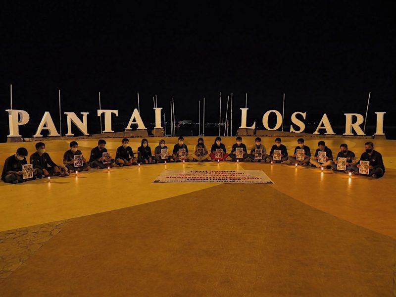 Aliansi Hukum Indonesia menggelar aksi simbolis berupa penyalaan lilin dan penyampaian orasi di Makassar, Kamis malam (9/7/2026). 