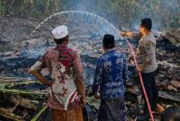 Kebakaran menghanguskan tiga rumah beserta kandang sapi milik warga di Dusun Gunung, Desa Payudan Dundang, Kecamatan Guluk-Guluk, Kabupaten Sumenep, Sabtu (11/7/2026) sekitar pukul 14.00 WIB.