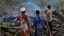 Kebakaran menghanguskan tiga rumah beserta kandang sapi milik warga di Dusun Gunung, Desa Payudan Dundang, Kecamatan Guluk-Guluk, Kabupaten Sumenep, Sabtu (11/7/2026) sekitar pukul 14.00 WIB.