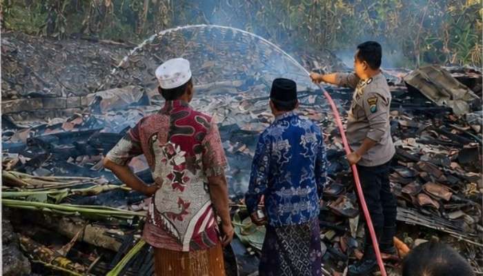 Kebakaran menghanguskan tiga rumah beserta kandang sapi milik warga di Dusun Gunung, Desa Payudan Dundang, Kecamatan Guluk-Guluk, Kabupaten Sumenep, Sabtu (11/7/2026) sekitar pukul 14.00 WIB.