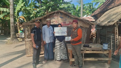 Baznas menyalurkan bantuan kepada dua warga Desa Pagerungan Kecil, Kecamatan Sapeken, Selasa (14/7/2026).