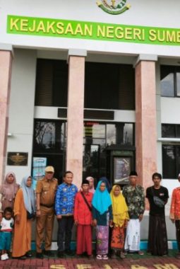 Warga Raas Lepas Camat Subiyakto dengan Haru, Apresiasi Pengabdian Selama Menjabat
