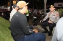 Kombes Pol. Ariek Indra Sentanu saat berbincang dengan warga.