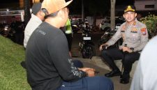 Kombes Pol. Ariek Indra Sentanu saat berbincang dengan warga.