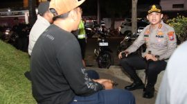 Kombes Pol. Ariek Indra Sentanu saat berbincang dengan warga.