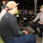 Kombes Pol. Ariek Indra Sentanu saat berbincang dengan warga.