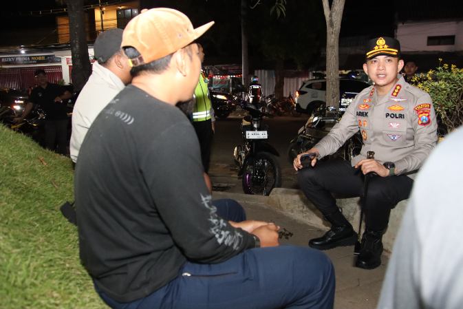 Kombes Pol. Ariek Indra Sentanu saat berbincang dengan warga.