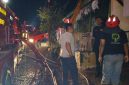 Polsek Sumenep Kota bersama petugas Pemadam Kebakaran Kabupaten Sumenep, personel Batalyon TP, saat melakukan evakuasi.