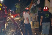 Polsek Sumenep Kota bersama petugas Pemadam Kebakaran Kabupaten Sumenep, personel Batalyon TP, saat melakukan evakuasi.