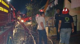 Polsek Sumenep Kota bersama petugas Pemadam Kebakaran Kabupaten Sumenep, personel Batalyon TP, saat melakukan evakuasi.