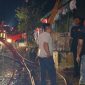 Polsek Sumenep Kota bersama petugas Pemadam Kebakaran Kabupaten Sumenep, personel Batalyon TP, saat melakukan evakuasi.