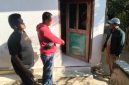 Unit Reskrim Polsek Ambunten saat melakukan penyelidikan dan pendalaman guna mengungkap identitas serta menangkap pelaku pencurian.