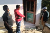 Unit Reskrim Polsek Ambunten saat melakukan penyelidikan dan pendalaman guna mengungkap identitas serta menangkap pelaku pencurian.