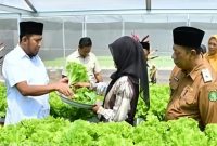 Bupati didampingi Kepala Dinas Ketahanan Pangan dan Pertanian (DKPP) Kabupaten Sumenep, Chainur Rasyid.