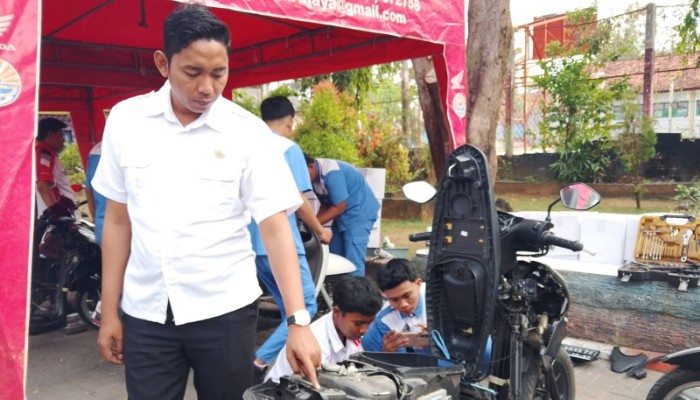 SMKN 1 Kalianget kembali menghadirkan layanan servis sepeda motor gratis bagi masyarakat melalui kerja sama dengan Honda Sinar Baru Sumenep. 
