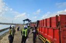 Personel Satlantas mendatangi sejumlah truk yang sedang melakukan aktivitas bongkar muat garam.