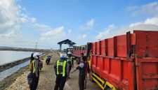 Personel Satlantas mendatangi sejumlah truk yang sedang melakukan aktivitas bongkar muat garam.