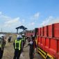 Personel Satlantas mendatangi sejumlah truk yang sedang melakukan aktivitas bongkar muat garam.