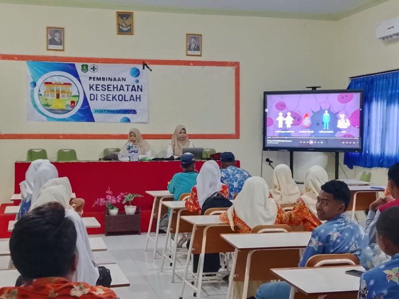 Sebanyak 49 Kader Kesehatan Remaja SMKN 1 Kalianget mengikuti kegiatan pembinaan kesehatan yang digelar di lingkungan sekolah, Rabu (29/7/2026).