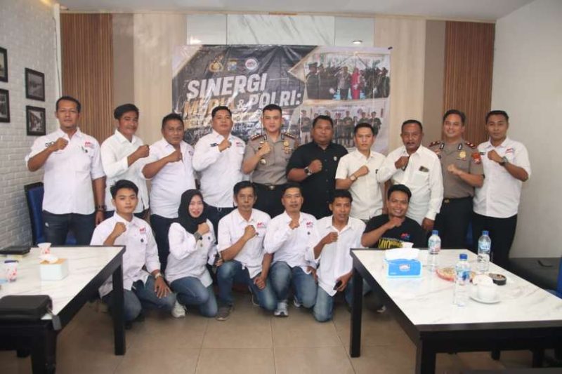 Foto bersama Kapolresta Sumenep, Kombes Pol. Ariek Indra Sentanu, S.H., S.I.K., M.H., bersama Pengurus Daerah (PD) Media Independen Online (MIO) Indonesia Kabupaten Sumenep.