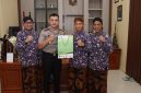 Kapolresta Sumenep Kombes Pol Ariek Indra Sentanu, S.H., S.I.K., M.H. menerima kunjungan silaturahmi Direktur Utama BPRS Kabupaten Sumenep di Mapolresta Sumenep, Kamis (30/7/2026).