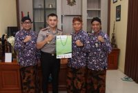 Kapolresta Sumenep Kombes Pol Ariek Indra Sentanu, S.H., S.I.K., M.H. menerima kunjungan silaturahmi Direktur Utama BPRS Bhakti Sumekar di Mapolresta Sumenep, Kamis (30/7/2026).