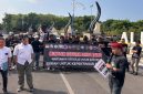 Massa aksi yang berasal dari berbagai organisasi profesi wartawan di Kabupaten Sampang memulai aksi dari GOR Indor Sampang, kemudian berjalan menuju Kantor DPRD Sampang melalui Alun-alun Trunojoyo. 