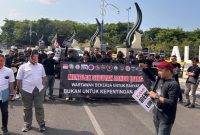 Massa aksi yang berasal dari berbagai organisasi profesi wartawan di Kabupaten Sampang memulai aksi dari GOR Indor Sampang, kemudian berjalan menuju Kantor DPRD Sampang melalui Alun-alun Trunojoyo. 