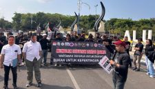 Massa aksi yang berasal dari berbagai organisasi profesi wartawan di Kabupaten Sampang memulai aksi dari GOR Indor Sampang, kemudian berjalan menuju Kantor DPRD Sampang melalui Alun-alun Trunojoyo.