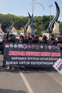 Puluhan Wartawan di Sampang Gelar Aksi, Tolak Pernyataan Presiden soal “Londo Ireng”
