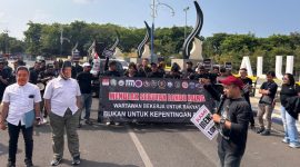Massa aksi yang berasal dari berbagai organisasi profesi wartawan di Kabupaten Sampang memulai aksi dari GOR Indor Sampang, kemudian berjalan menuju Kantor DPRD Sampang melalui Alun-alun Trunojoyo. 