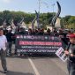 Massa aksi yang berasal dari berbagai organisasi profesi wartawan di Kabupaten Sampang memulai aksi dari GOR Indor Sampang, kemudian berjalan menuju Kantor DPRD Sampang melalui Alun-alun Trunojoyo. 