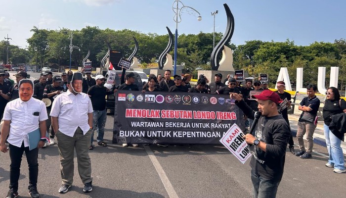 Massa aksi yang berasal dari berbagai organisasi profesi wartawan di Kabupaten Sampang memulai aksi dari GOR Indor Sampang, kemudian berjalan menuju Kantor DPRD Sampang melalui Alun-alun Trunojoyo. 